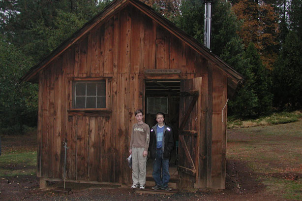 cabin.jpg (72788 bytes)