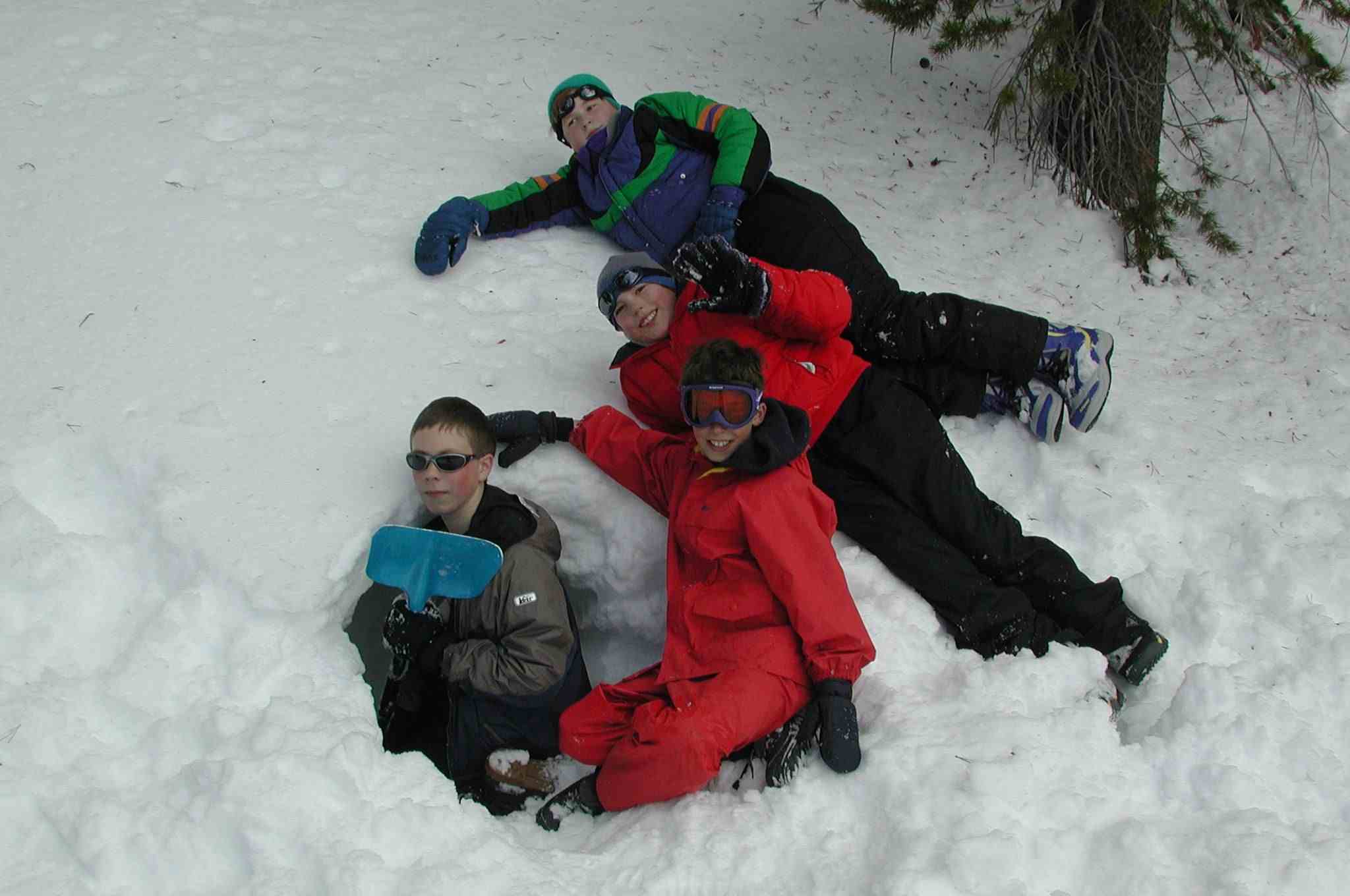 16_diggin_a_snow _cave.jpg (313240 bytes)